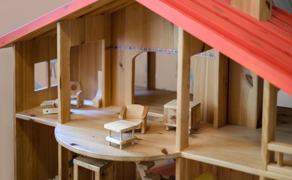 Doll House Assembly in Vienna